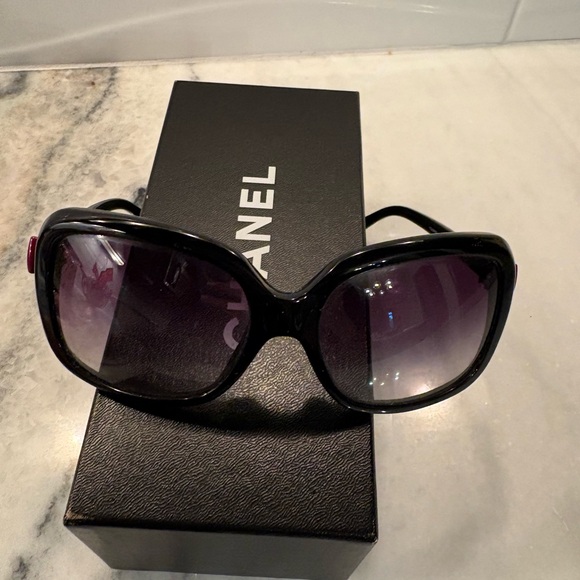 Chanel Black Sunglasses - Picture 4 of 11